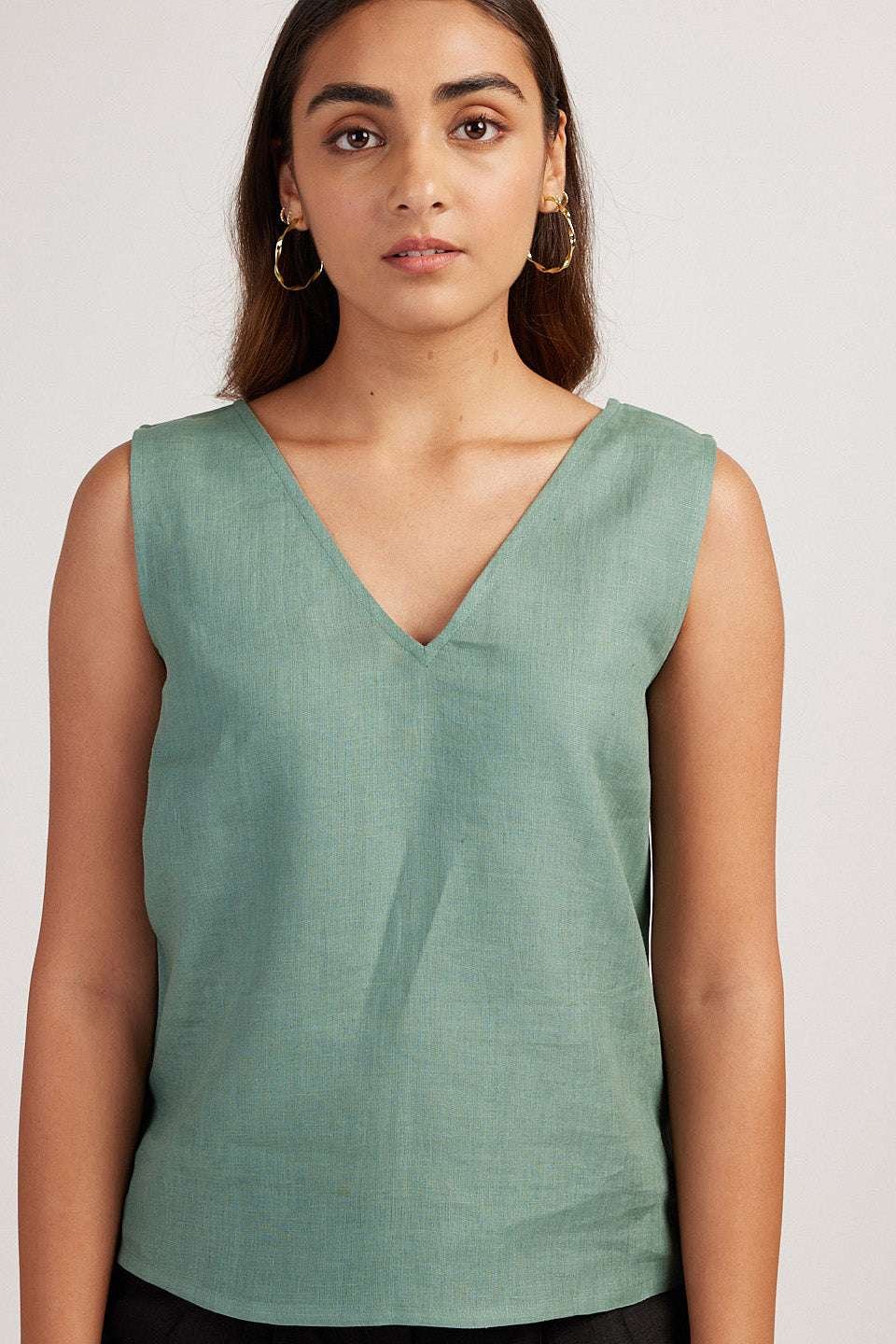 Women's Cotton Solid V Neck Sleevleess 2 Piece Outfit Loose Tank Top and Shot Scult Sets cord set ( Pista Green Black )